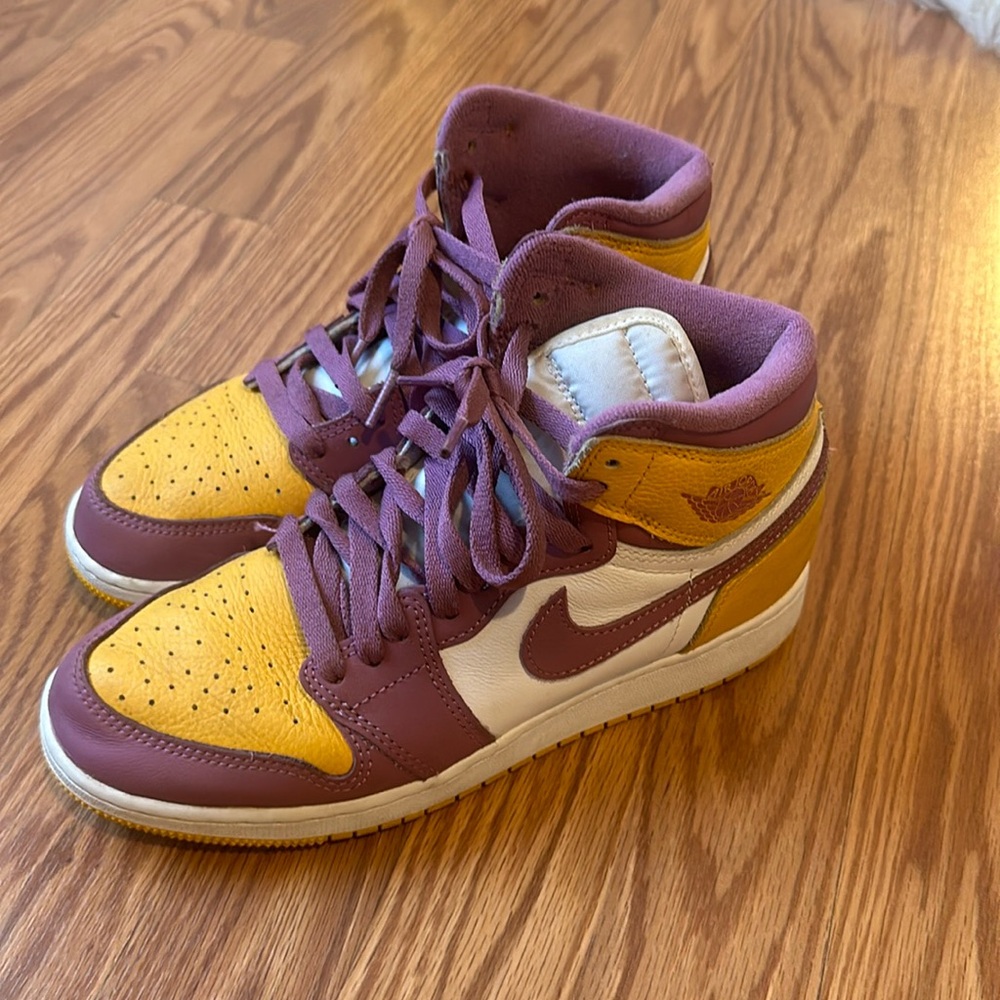 Lakers color Air Jordan hightops